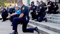 Video: Cảnh sát ở Mỹ quỳ gối và ôm người biểu tình sau cái chết của George Floyd