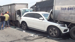 Video: 12 ôtô tông liên hoàn trên quốc lộ, phụ xe kẹt cứng trong cabin