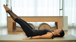 Giảm đau mỏi vùng lưng hiệu quả với các động tác Pilates cùng Joy