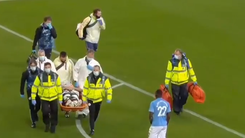 Video: Sau va chạm cầu thủ của Man City thở oxy, nằm cáng rời sân