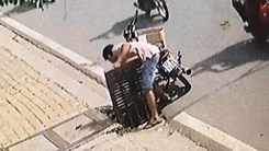 Video: Nam thanh niên đi xe máy trộm nắp cống trên đường phố