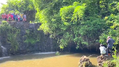 Video: Công an điều tra vụ thi thể dưới thác nước ở Bình Phước