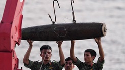 Video: Trục vớt quả bom nằm dưới sông Hồng, gần cầu Long Biên