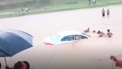 Video: Xe ôtô chở đôi vợ chồng mới cưới lao xuống sông, người dân ném dây cứu