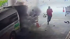 Video: Xe cứu thương phát nổ trước cửa bệnh viện