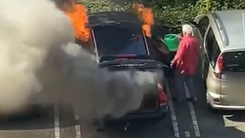 Video: Cụ ông dùng bình tưới cây cứu ôtô đang cháy