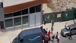 Video: Người biểu tình cướp xe chở hàng của Amazon ngay trên đường phố