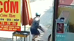 Video: Người phụ nữ trộm thùng thịt nướng tại quán cơm ở Đà Nẵng