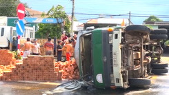 Video: Xe chở gạch bị nổ bánh, tài xế phá cửa bò ra ngoài
