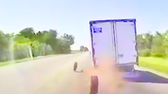 Video: Xe tải gãy trục văng 2 bánh xe ra đường khiến ôtô phía sau lật nhào