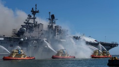Video: Hai ngày vụ cháy tàu tấn công đổ bộ USS của Mỹ vẫn chưa được dập tắt