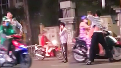 Video: Bảo vệ đứng giữa đường chặn xe đánh người