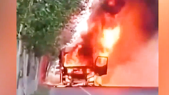 Video: Tài xế lái xe tải đang bốc cháy ra khỏi khu vực cây xăng