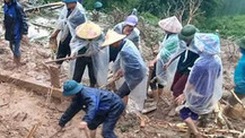 Video: Sạt lở kinh hoàng ở Hà Giang, hai mẹ con bị đất đá vùi lấp