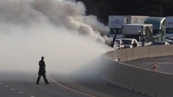 Video: Xe tải lao vào dải phân cách rồi bốc cháy dữ dội, giao thông tắc nghẽn