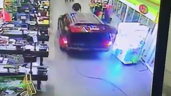 Video: Chạy ôtô vào cửa hàng ăn cắp trụ ATM