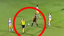 Video: Đá bóng vào trọng tài, một cầu thủ bị phạt thẻ đỏ