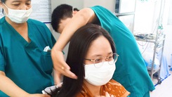 Video: Bác sĩ cắt tóc để lên tuyến đầu chống dịch Covid-19 ở Đà Nẵng