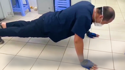 Video: Bác sĩ Bệnh viện Đà Nẵng 'thi tập thể dục' trong khu cách ly