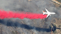 Video: Dùng trực thăng và máy bay rải hóa chất, thả bom nước dập cháy rừng