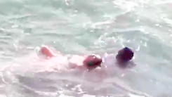 Video: Đang đứng chụp hình cưới bị sóng ập đến cuốn ra biển