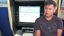 Video: Thấy 10 triệu đồng nhả ra ở trụ ATM, một thanh niên mang trả cho người đánh mất