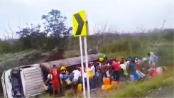 Video: 7 người chết, 46 người bị thương khi 'hôi' xăng từ xe bồn lật