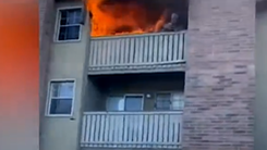 Video: Cựu cầu thủ lao người ôm cháu bé được thả xuống từ tầng 3 của một căn hộ đang cháy