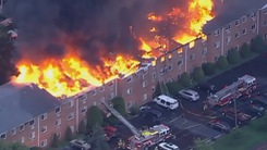Video: Khoảnh khắc tòa nhà 3 tầng bị lửa bao trùm, nhiều người cấp cứu