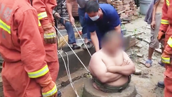 Video: Người đàn ông nặng 125kg mắc kẹt ở miệng giếng