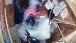 Video: Người phụ nữ lái xe tay ga vào thang máy gây hỏa hoạn