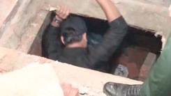 Video: Xây hầm trong nhà cất giấu trên 1,3 tấn pháo lậu