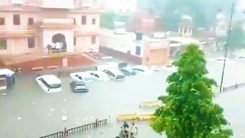 Video: Mưa lớn khiến đường phố ở Ấn Độ ngập sâu hơn 3m, hàng nghìn ôtô chết máy