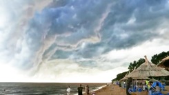 Video: Khoảnh khắc thú vị, vòm mây đen trải dài 5km phủ kín một khoảng trời