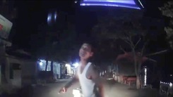Video: Không đội nón bảo hiểm, đi xe vào làn ngược chiều còn chặn đường đánh tài xế