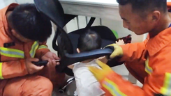 Video: Bé trai 2 tuổi bị kẹt đầu vào tay vịn của ghế