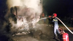 Video: Xe đầu kéo đang chạy bất ngờ bốc cháy ngùn ngụt trong đêm