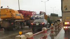Video: 3 xe ôtô đâm nhau chắn ngang cầu Thanh Trì, giao thông ùn ứ