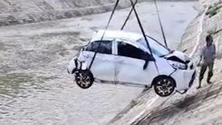 Video: Ôtô đâm cột điện, lao xuống sông tại Phú Thọ