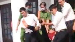 Video: Một bị cáo uống thuốc đòi tự tử tại tòa Bình Phước