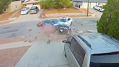 Video: Ôtô chạy tốc độ cao đâm mạnh vào một ôtô khác đang đậu bên đường