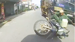 Video: Khoảnh khắc xe ben đâm văng chiếc xe máy từ phía sau khiến một người nguy kịch