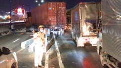 Video: Xe container 'cày nát' hàng chục mét dải phân cách trên cầu Sài Gòn