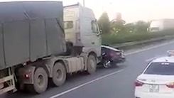 Video: Ô tô vượt ẩu bị container húc xoay ngang đường ở Hà Nội