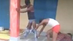 Video: Bị rắn chui vào quần, một thanh niên phải đứng bất động 7 tiếng đồng hồ