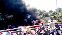 Video: Cháy bãi xe cũ, làm 10 xe buýt, xe tải bị thiêu rụi ở TP.HCM