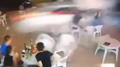 Video: Kinh hoàng ôtô lao vào quán ăn húc bay 3 người