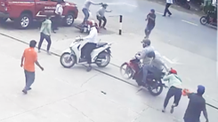 Video: Hai tên cướp dùng dao và xịt hơi cay chống trả khi bị người dân vây bắt