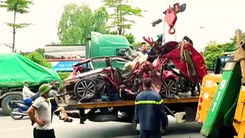 Video: Container đâm nát xe ôtô 4 chỗ đang chờ đèn đỏ, 3 người tử vong