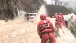 Video: Ném dây thừng giải cứu 3 người mắc kẹt trong ôtô giữa dòng nước lũ